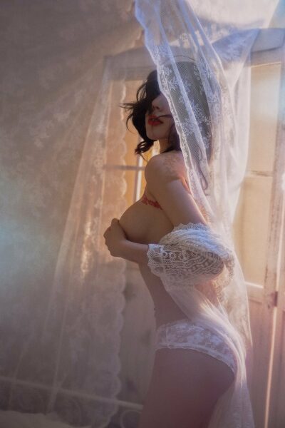 Une jeune asiatique au telephone rose gros seins qui malgré son jeune âge sait comment donner du plaisir